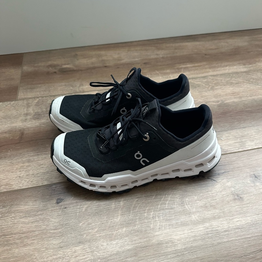 ON Women's Black and White Sneakers